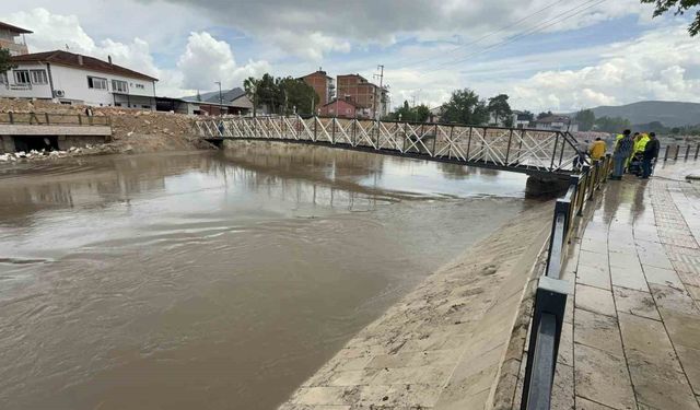 Turhal'da taşkın riski nedeniyle köprülerde yıkım ve söküm çalışması başladı