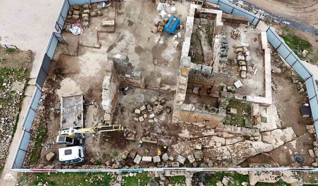 UNESCO Dünya Mirası Geçici Listesi'nde yer alan Zerzevan Kalesi'nde restorasyon çalışmaları devam ediyor