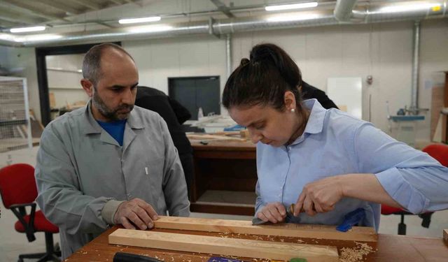 Unutulmaya yüz tutan ahşap oyma sanatı, bu kursla gelecek kuşaklara aktarılıyor