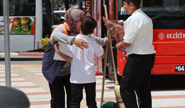 Uşak Belediyesi'nden çalışan annelere sürpriz Anneler Günü kutlaması