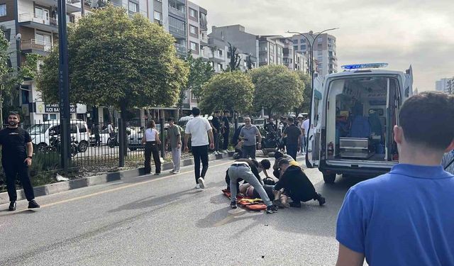Üst geçitteki asansörde kurtarma çalışması yapılırken iki motosiklet çarpıştı: 2 yaralı
