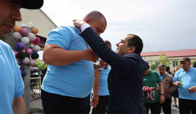 Vali Taşolar'dan engelli bireye duygulandıran jest
