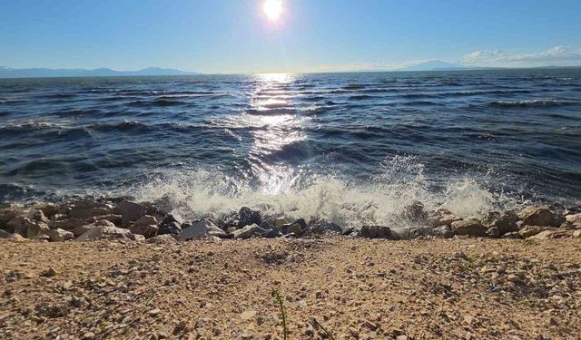 Van'da etkili olan rüzgar Van Gölü'nü coşturdu, dalgalar sahili tokatladı