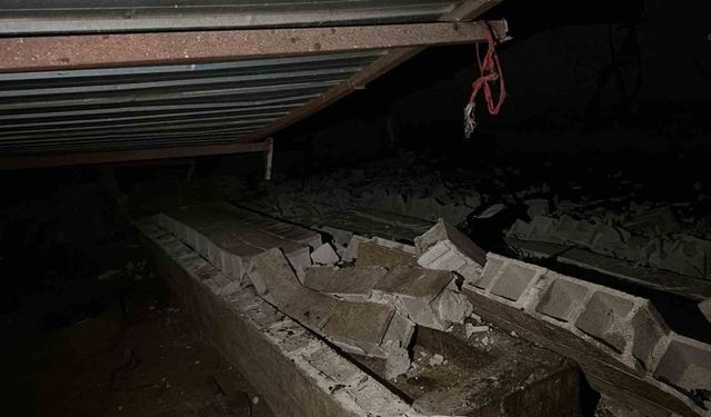 Viranşehir'de dev hortum kamerada: Ev ve ahırlar harabeye döndü