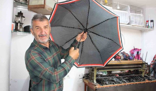 Yağmurun başkentinde 40 yıldır şemsiye tamir ediyor