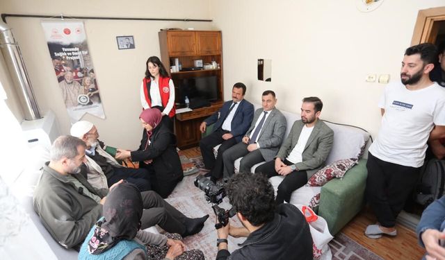 Yaşlıların ayağına doktor, berber ve tesisatçı gitti, dünyalar onların oldu