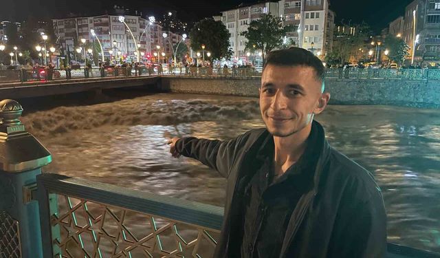 Yeşilırmak'ta su seviyesi yükseldi: Vatandaşlar tehlikeye rağmen köprüye akın etti