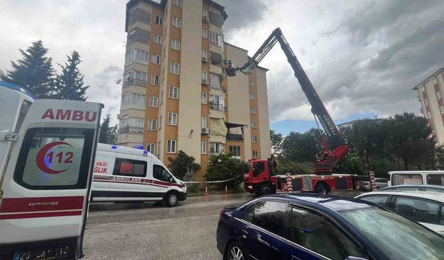 Yıldırım düşen çatıda tamirat yapan 2 işçi yaralandı