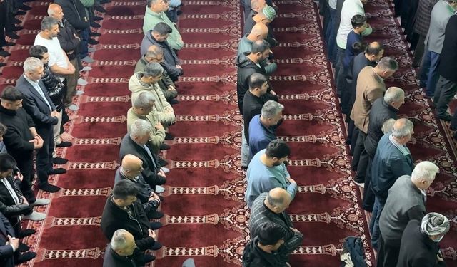 Yüksekova'da bayram namazında vatandaşlar camileri doldurdu