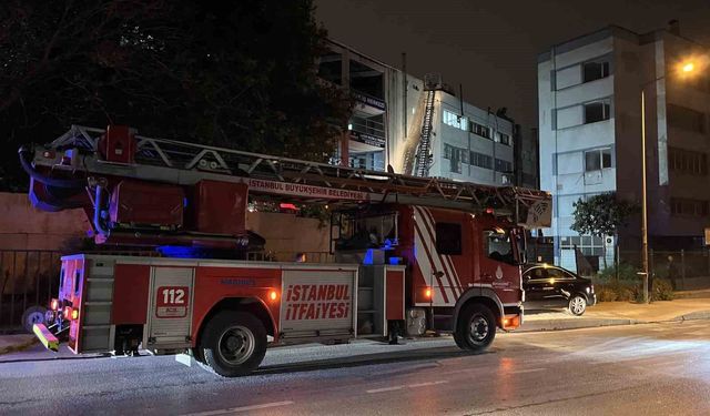 Zeytinburnu'nda 4 katlı iş merkezinin çatısında yangın