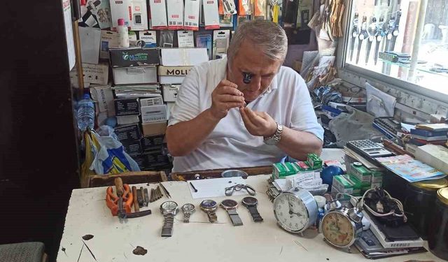 52 yıllık saat tamircisi teknolojiye direniyor