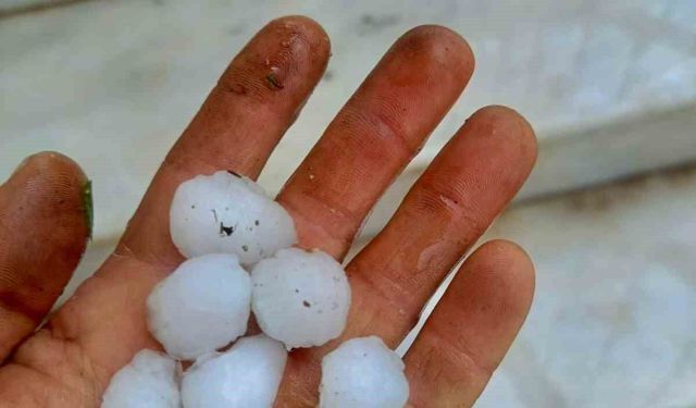 Afyonkarahisar'da sağanak ve dolu yağışı etkili oldu