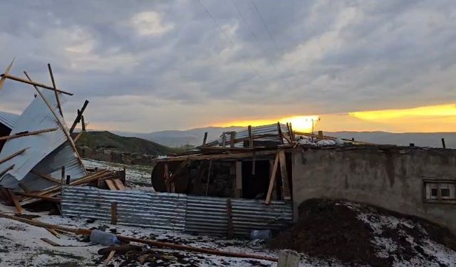 Ağrı'da dolu ve şiddetli rüzgar bir evin çatısını uçurdu