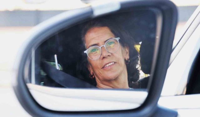 Annesinin mezarını ziyaret edebilmek için 56 yaşında ehliyet aldı, sevincini Kafkas dansıyla kutladı