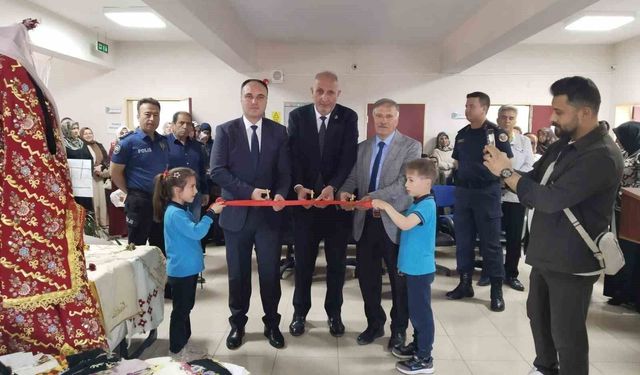 Aslanapa'da yılsonu sergisi açıldı