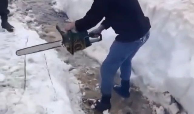 Avrupa sıcaktan kavruluyor, Giresun'da ağaç motoru ile kar kütleleri parçalanıp yayla yolları açılıyor