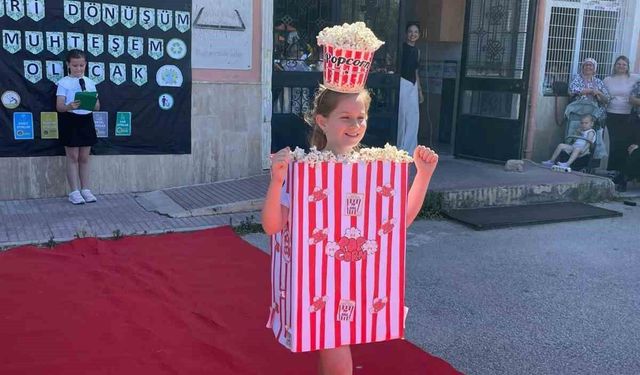 Babaeski'de öğrencilerden atıkları sanata dönüştüren defile