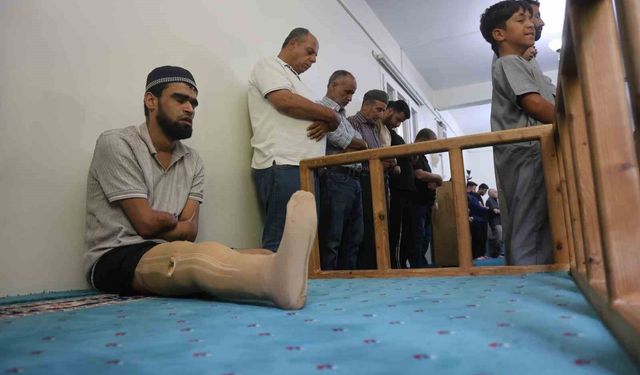 Babasına uzattığı demirin elektrik tellerine değmesiyle akıma kapılarak kollarını ve bacağını kaybeden Ahmet ibadet ederek yaşama tutundu