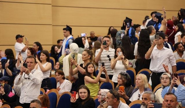 BEUN'da sağlık ordusunun yeni neferleri mezuniyet coşkusu yaşadı