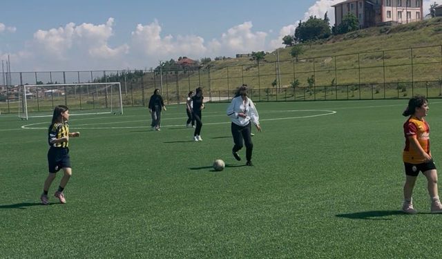 Beylikova Gençlik ve Spor İlçe Müdürlüğü tarafından ücretsiz kız futbol kursu açıldı