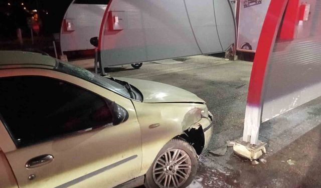 Bilecik'te otomobil sürücüsü akaryakıt istasyonunun yıkama alanına çarptı: 4 yaralı