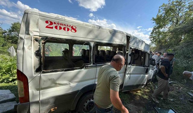 Burdur'da minibüs tarlaya uçtu: 8 yaralı