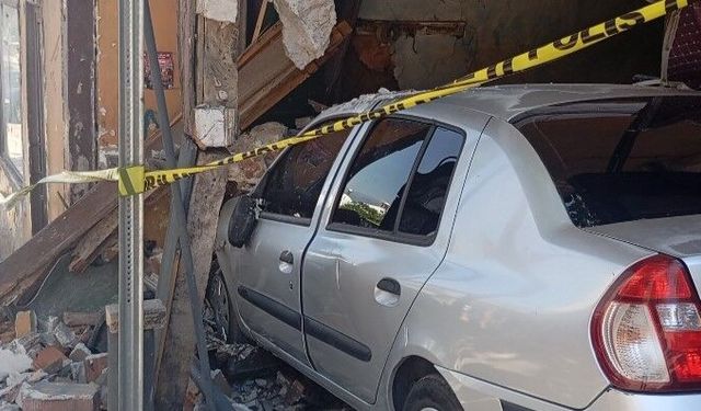 Bursa'da freni boşalan otomobil eve girdi