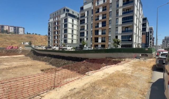 Bursa'da istinat duvarı çöktü, site sakinleri zamanla yarıştı