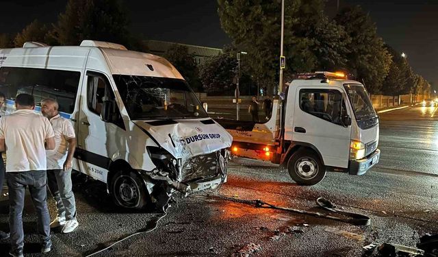 Bursa'da servis minibüsü refüje çıktı: 1 yaralı