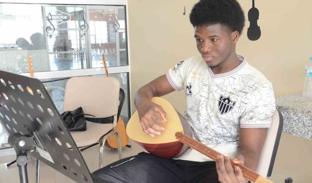 Büyükşehir'in bağlama kursu Afrika'dan gelen öğrenciye ilham oldu