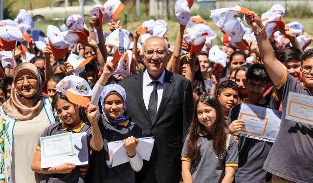 Çamelili öğrenciler karne sevincini Şırnak'taki yaşıtlarıyla birlikte yaşadı