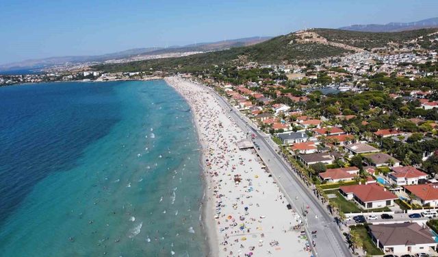 Çeşme'de bayram tatilinde nüfus 1 milyona dayandı, yüz binlerce araç akın etti