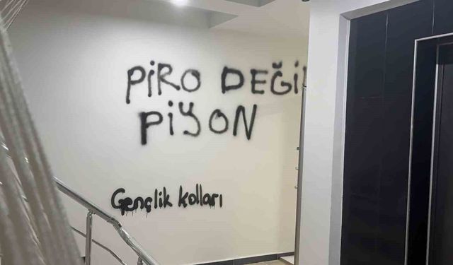 CHP Kayseri İl Başkanlığı binasının duvarlarına boyayla yazılar yazıldı