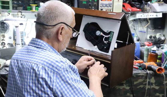 Çöpe atılmasın diye 80-100 yıllık radyoları çalışır hale getiriyor
