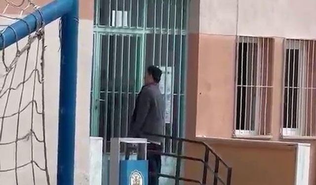 Demir kapıdan atlayarak yetişmeye çalıştı, sınava alınmayınca duvarından atlayarak okuldan ayrıldı