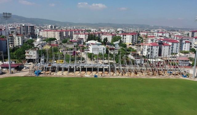 Depremde hasar alan 7 Ocak Stadyumu, yeniden yükseliyor