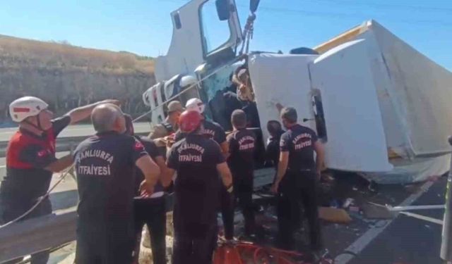 Devrilen tırda sıkışan sürücüyü ekipler kurtardı