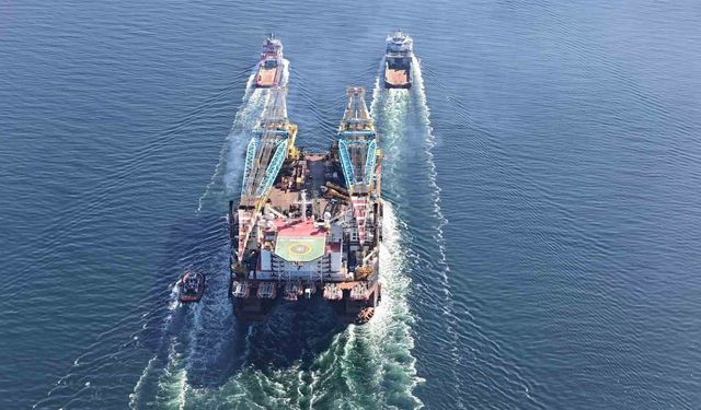 Dünyanın 3'üncü büyük ağır kaldırma vinci Çanakkale Boğazı'ndan geçti