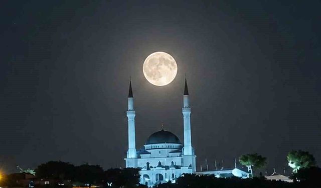 Edremit'te dolunay ve Ulu Cami buluşması görsel şölen sundu