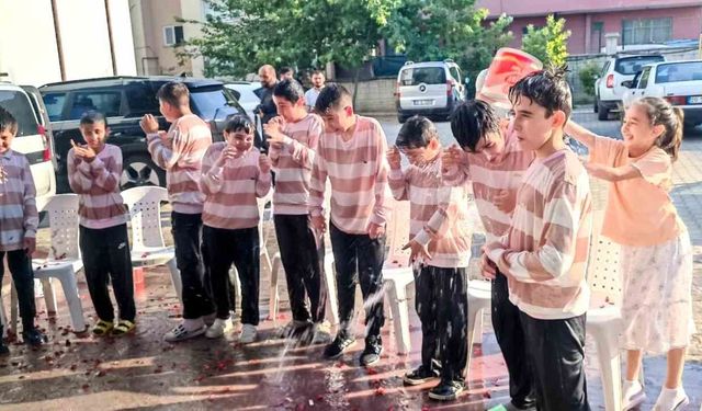 Eğitimlerini tamamlayan hafızlar gül yaprakları ve suyuyla ıslatıldı