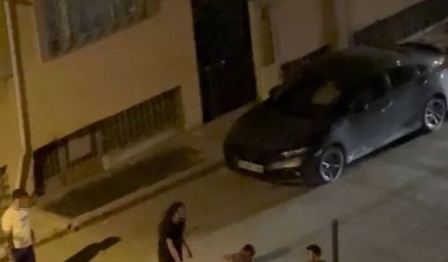 Elazığ'da iki kadın ile bir şahsın sokak ortasındaki kavgası kamerada