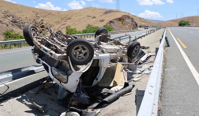 Elazığ'da kamyonet refüjdeki su kanalına devrildi: 2 yaralı