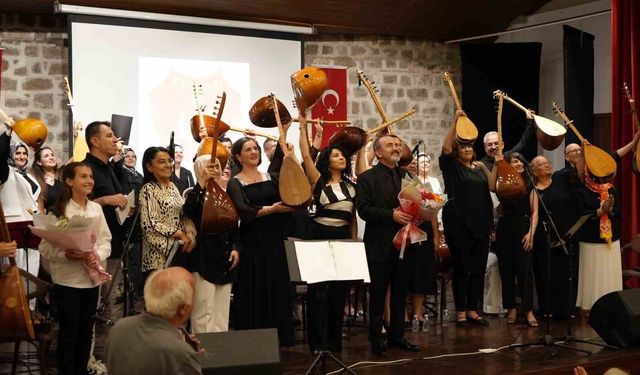 Emekli astsubaylardan Babalar Günü'ne özel türkü şöleni