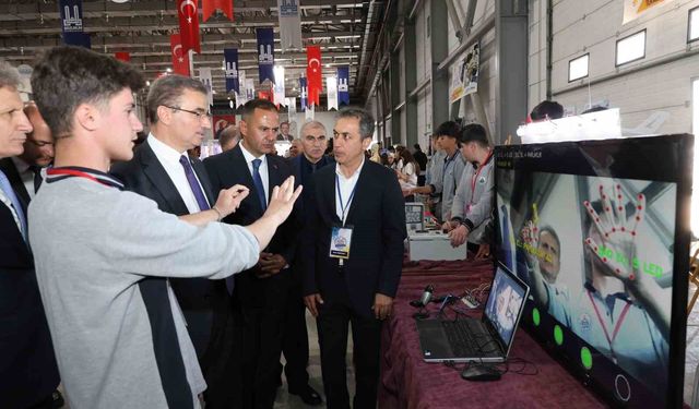 Erzurum'da 'Maarifin kalbinde marifetli gençlik' mesleki ve teknik eğitim fuarı açıldı