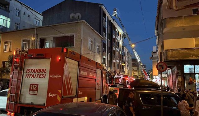 Esenler'de 4 katlı binada çıkan yangın çatıya sirayet etti
