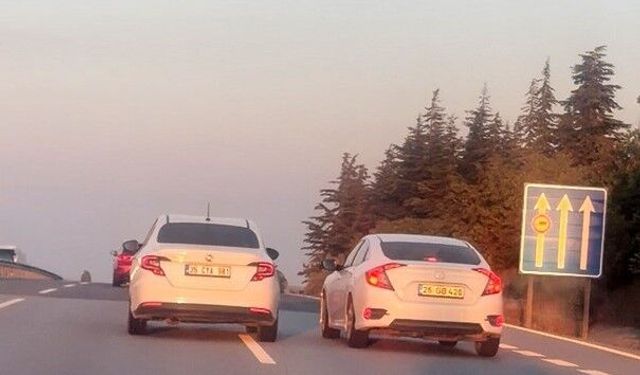 Eskişehir- Bursa yolunda birbirini sıkıştıran 2 araç trafiği tehlikeye attı