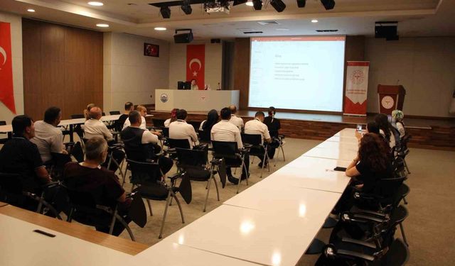 Fethi Sekin Şehir Hastanesi personeline temizlik ve enfeksiyon kontrolü eğitimi