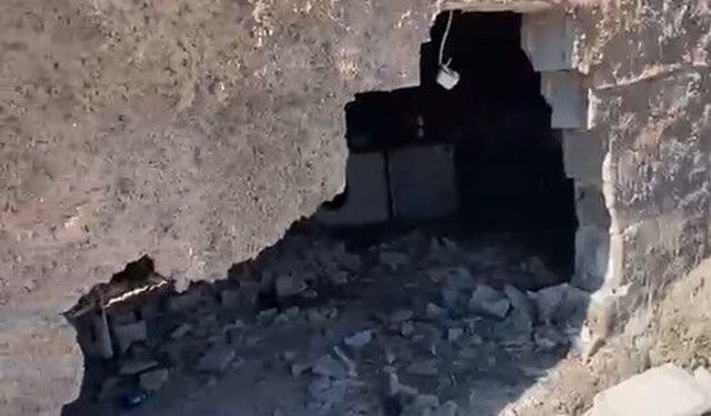 Freni boşalan traktör eve daldı