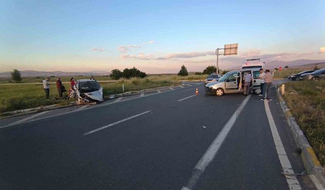 Hafif ticari araçların çarpıştığı kazada 8 kişi yaralandı
