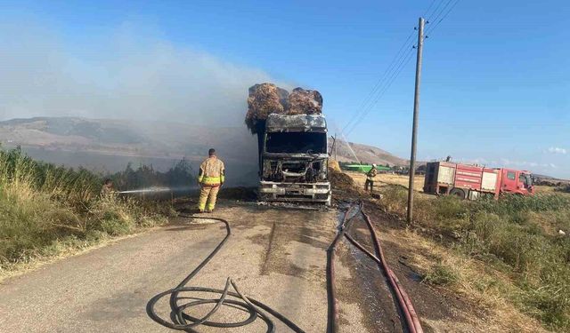 Hatay'da saman balyası yüklü tır alevlere teslim oldu